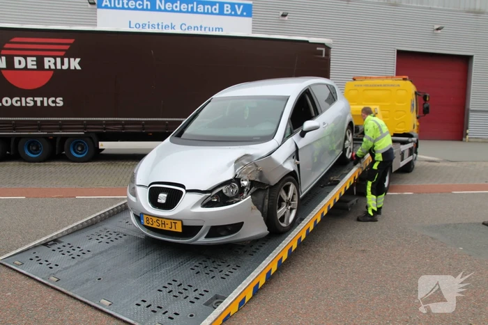 Automobilist raakt van de weg en botst op boom