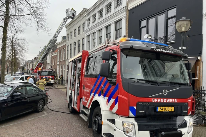 Brand in schoorsteen van woning