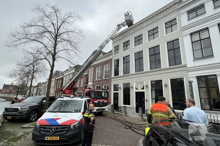 Brand in schoorsteen van woning