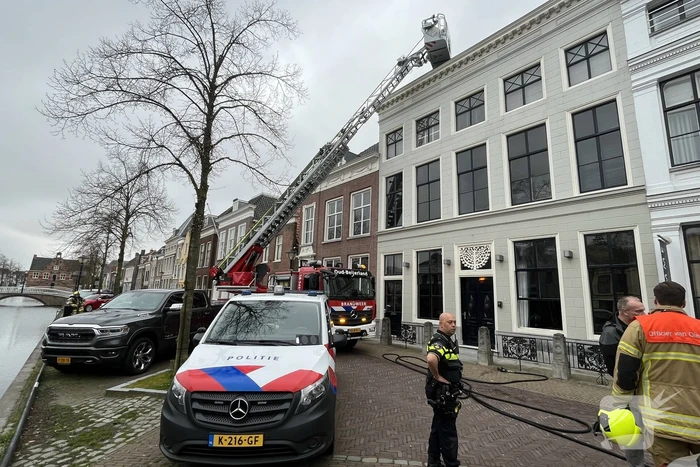 Brand in schoorsteen van woning