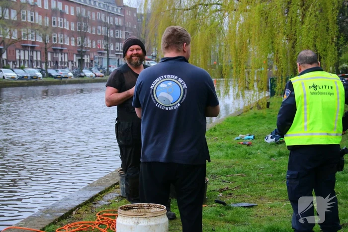 Handgranaat gevonden tijdens magneetvissen