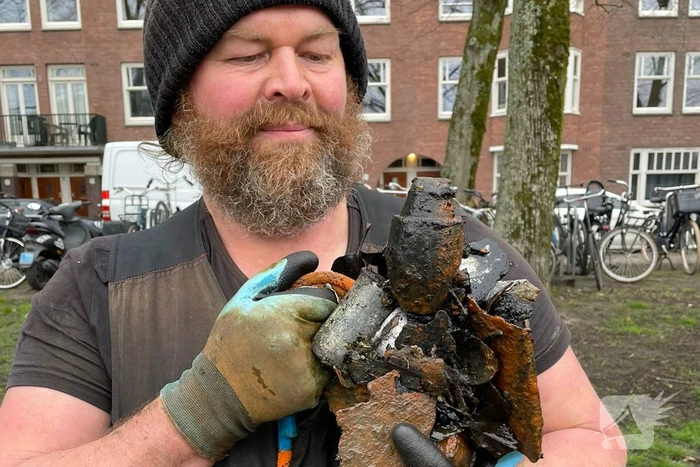 Handgranaat gevonden tijdens magneetvissen
