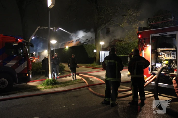 Grote brand verwoest boerderij met rieten dak