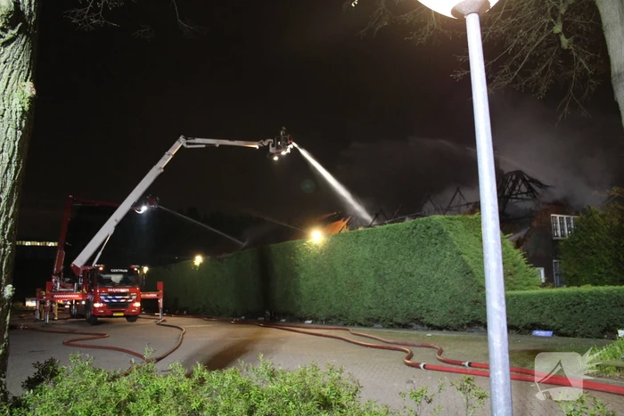 Grote brand verwoest boerderij met rieten dak