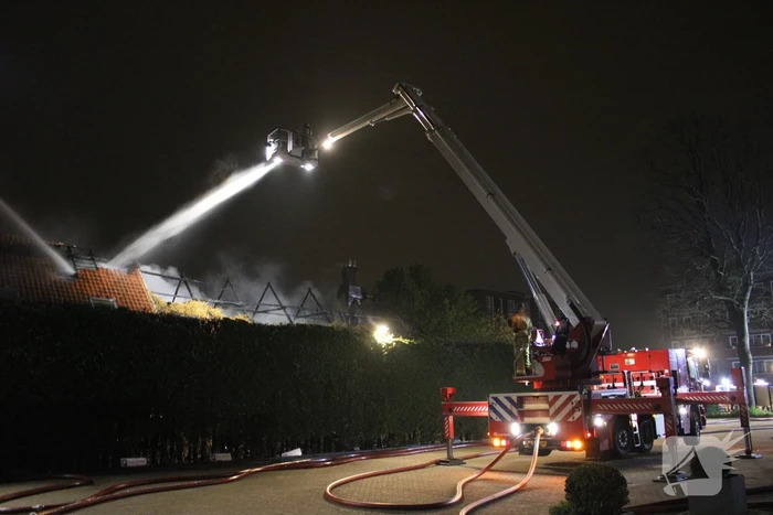 Grote brand verwoest boerderij met rieten dak