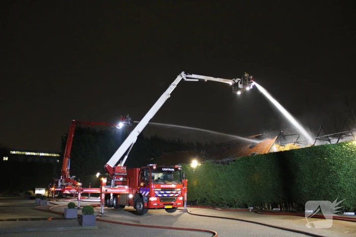 Grote brand verwoest boerderij met rieten dak