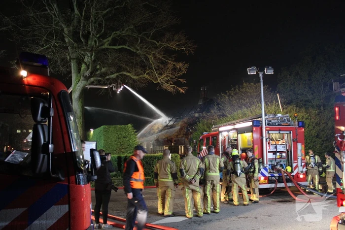 Grote brand verwoest boerderij met rieten dak