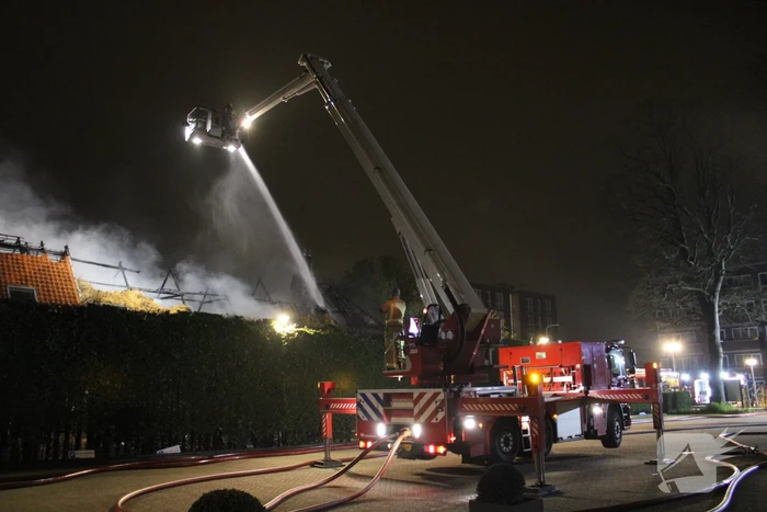 Grote brand verwoest boerderij met rieten dak