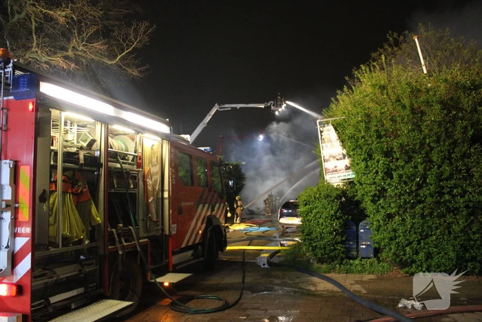 Grote brand verwoest boerderij met rieten dak