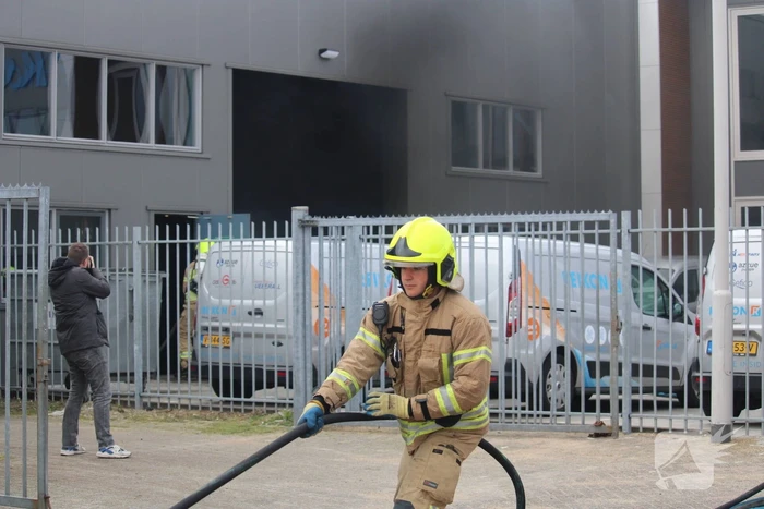 Veel rook bij brand in bedrijfsloods