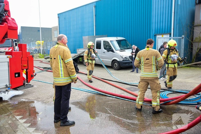 Veel rook bij brand in bedrijfsloods