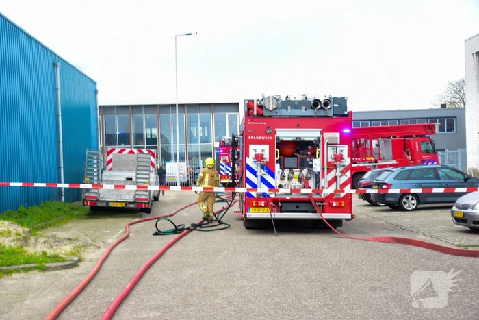Veel rook bij brand in bedrijfsloods