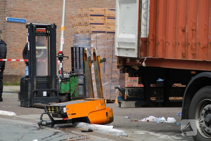 Elektrische pompwagen valt uit container, persoon raakt gewond