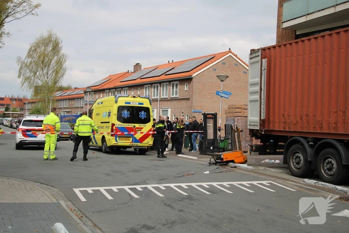 Elektrische pompwagen valt uit container, persoon raakt gewond