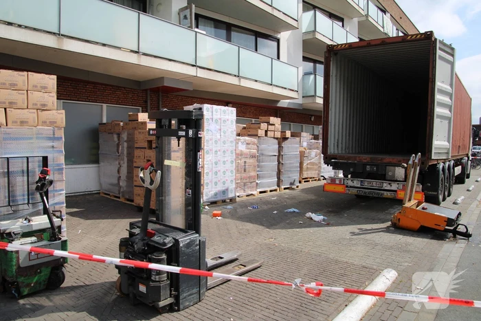 Elektrische pompwagen valt uit container, persoon raakt gewond