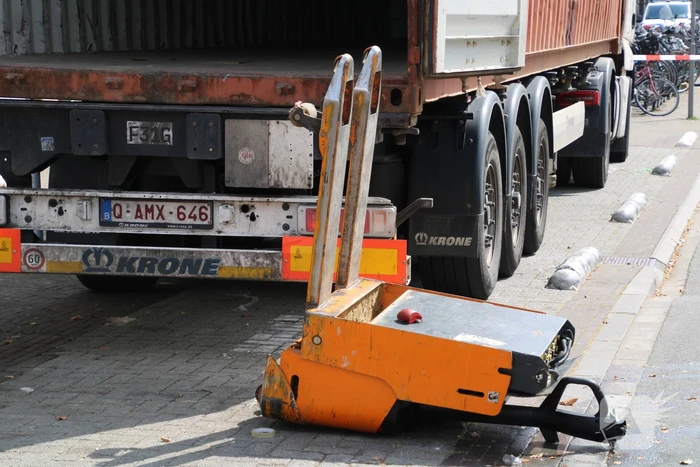 Elektrische pompwagen valt uit container, persoon raakt gewond