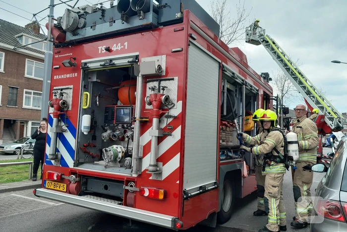 Persoon ademt rook in bij balkonbrand