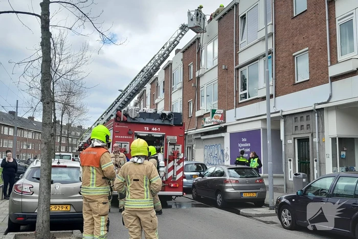 Persoon ademt rook in bij balkonbrand