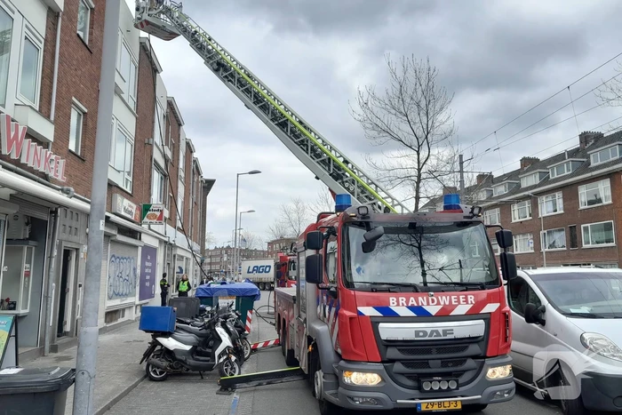Persoon ademt rook in bij balkonbrand