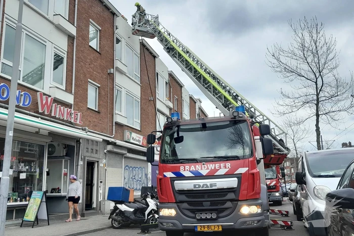 Persoon ademt rook in bij balkonbrand
