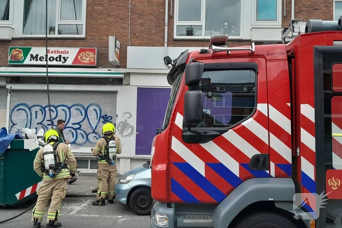 Persoon ademt rook in bij balkonbrand