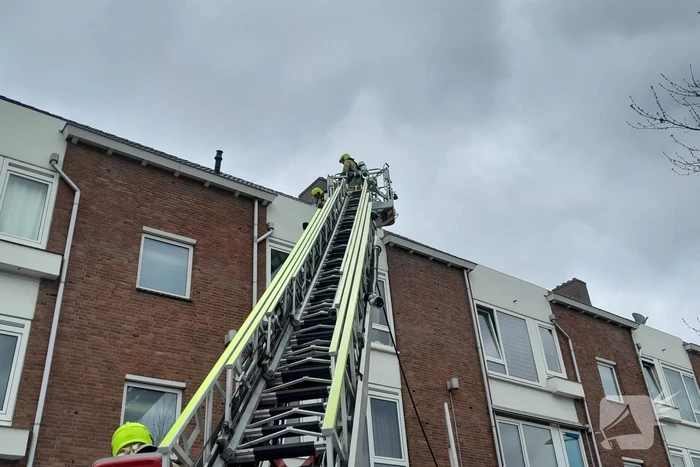 Persoon ademt rook in bij balkonbrand