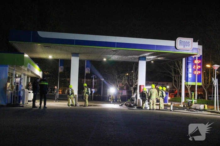 Scooter vliegt in brand tijdens tankbeurt