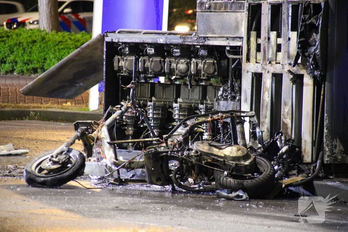 Scooter vliegt in brand tijdens tankbeurt