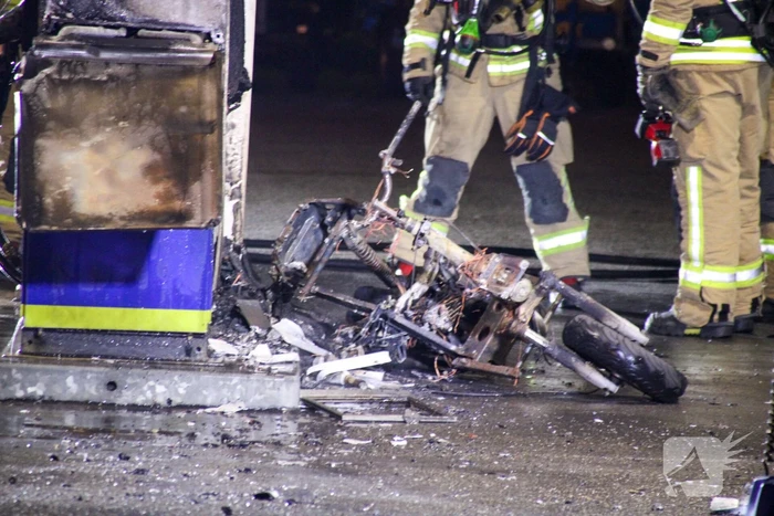 Scooter vliegt in brand tijdens tankbeurt