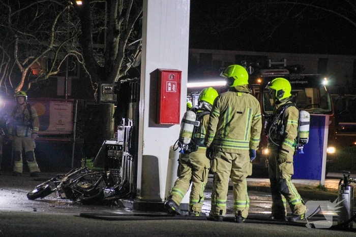Scooter vliegt in brand tijdens tankbeurt