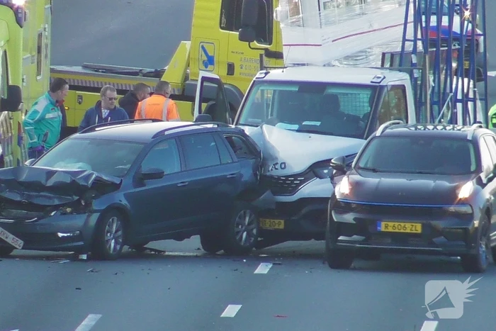 Snelweg deels dicht naar kettingbotsing