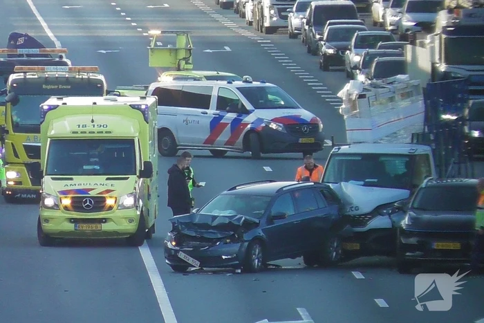 Snelweg deels dicht naar kettingbotsing