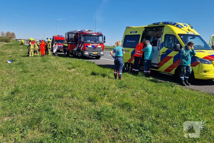 Auto ondersteboven te water geraakt
