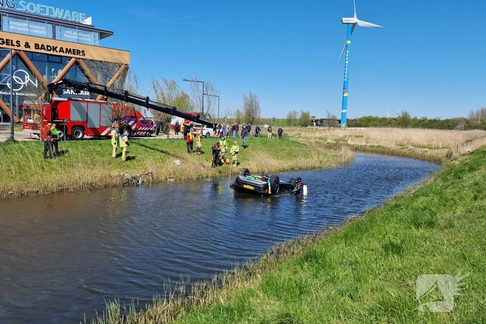 Auto ondersteboven te water geraakt