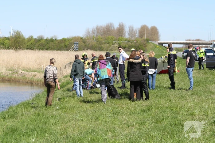 Auto ondersteboven te water geraakt