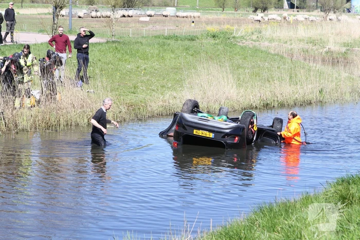 Auto ondersteboven te water geraakt