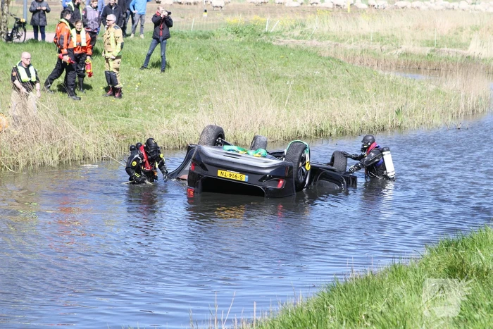 Auto ondersteboven te water geraakt