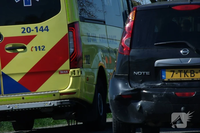 Schade na botsing tussen twee voertuigen