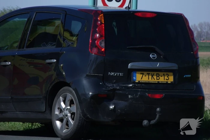 Schade na botsing tussen twee voertuigen