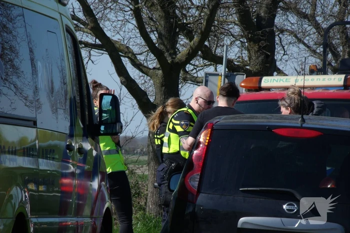 Schade na botsing tussen twee voertuigen