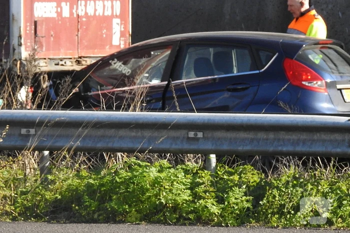 Automobilist botst achterop vrachtwagen