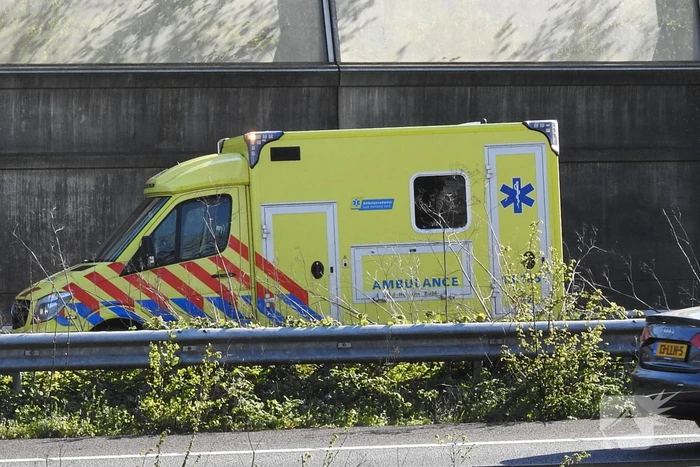 Automobilist botst achterop vrachtwagen