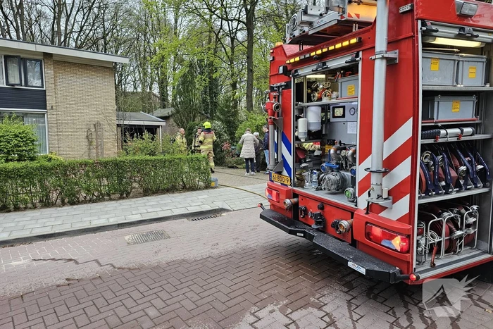 Brand in garage bewoners gewekt door buren