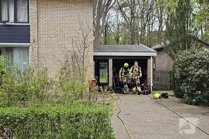 Brand in garage bewoners gewekt door buren