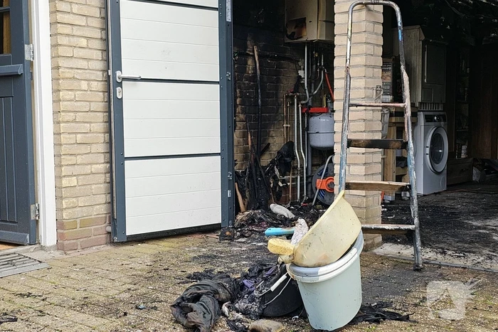 Brand in garage bewoners gewekt door buren
