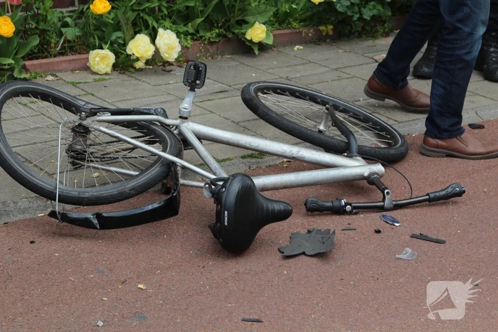 Twee auto's en fietser betrokken bij ongeval