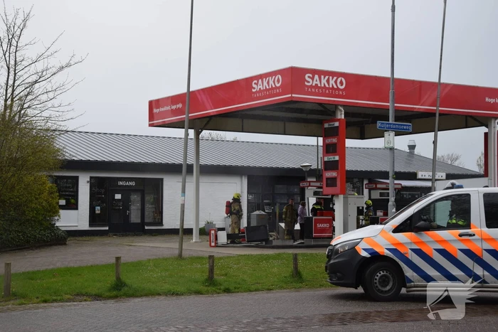 Automobilist rijdt pompinstallatie omver