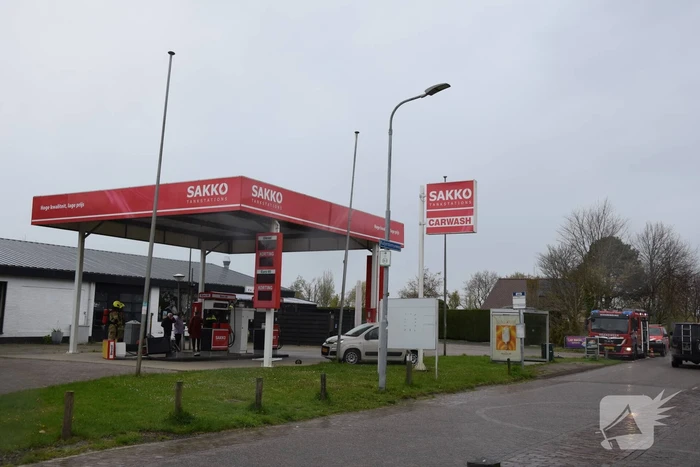 Automobilist rijdt pompinstallatie omver