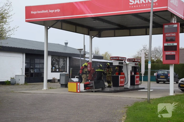 Automobilist rijdt pompinstallatie omver