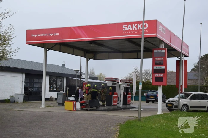 Automobilist rijdt pompinstallatie omver